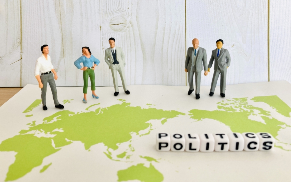 官僚と政治家はどっちが偉い?